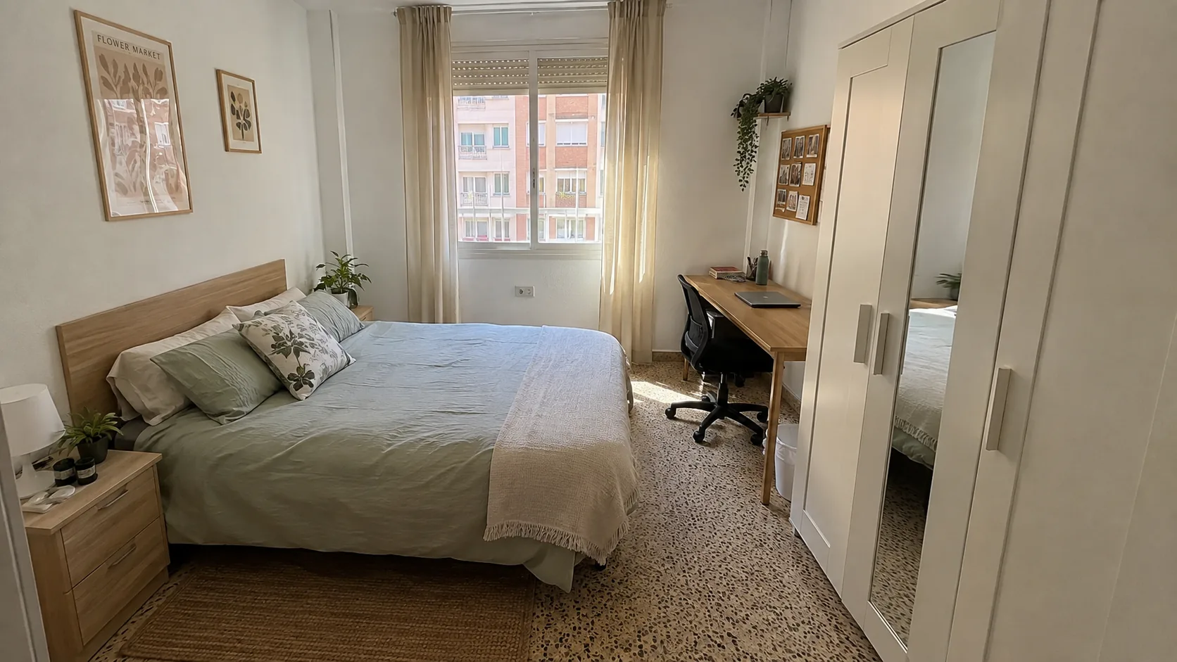Ejemplo de una buena fotografía de una habitación para alquilar, tomada con luz natural desde una esquina