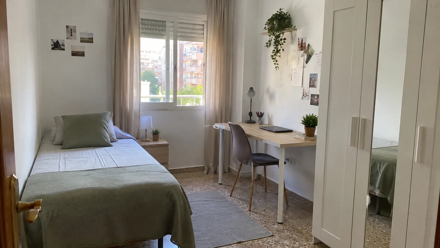 Habitación luminosa y ordenada preparada para alquilar en un piso compartido
